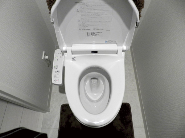 Bathing-wash room.  [Shower toilet] Including the hot water wash, It has adopted a multi-functional shower toilet equipped with a heating toilet seat.