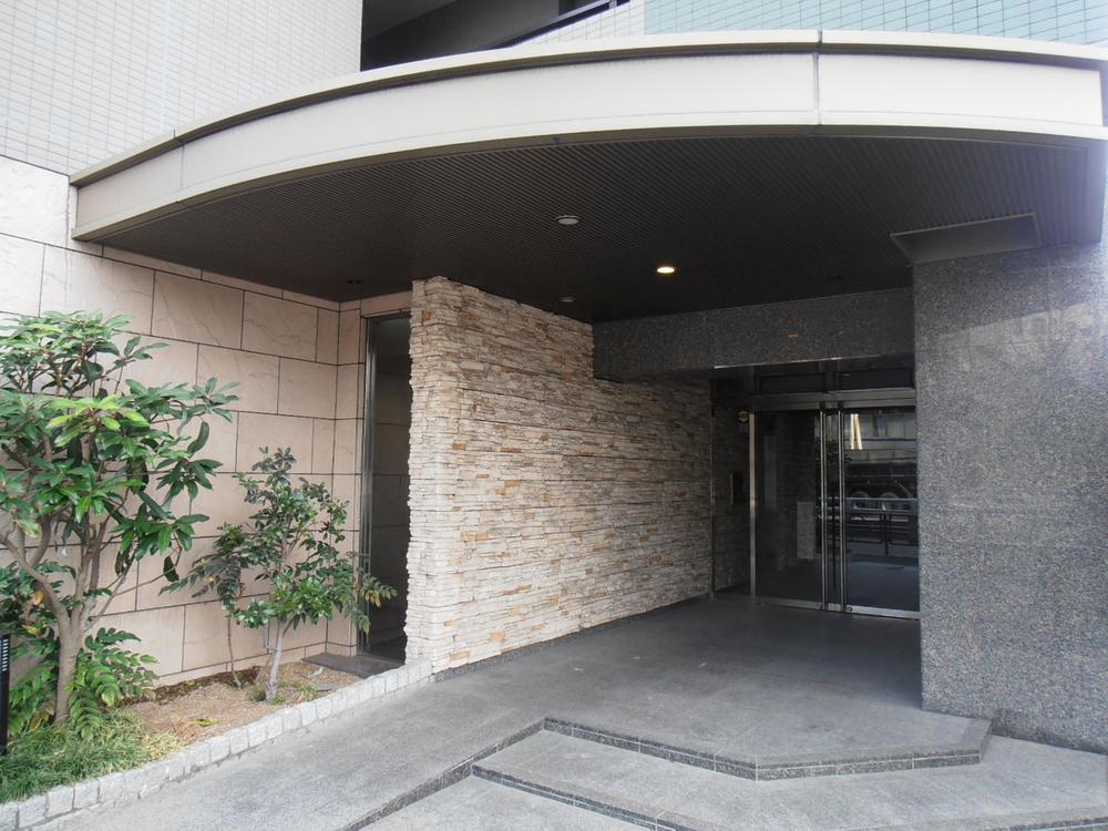 Entrance.  [Heisei 13 years built shallow Mansion] With slope. Step is also small entrance before.