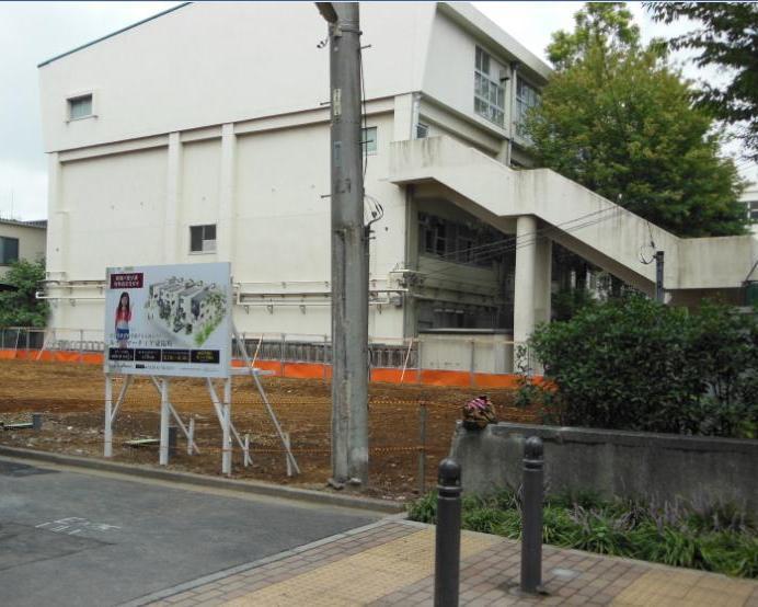 Local photos, including front road. Local (August 2013) is a local shooting.