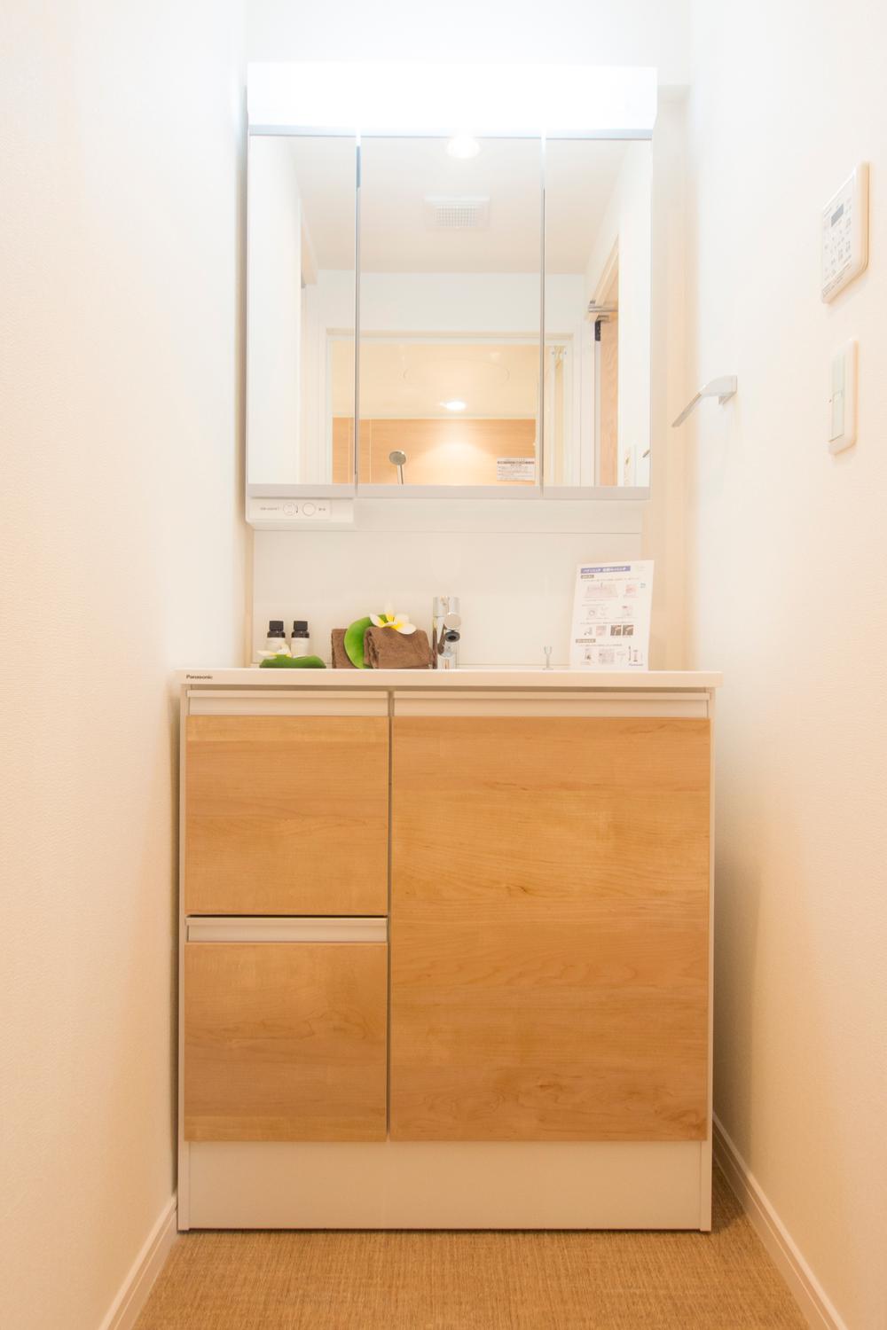 Wash basin, toilet. Indoor (12 May 2013) Shooting