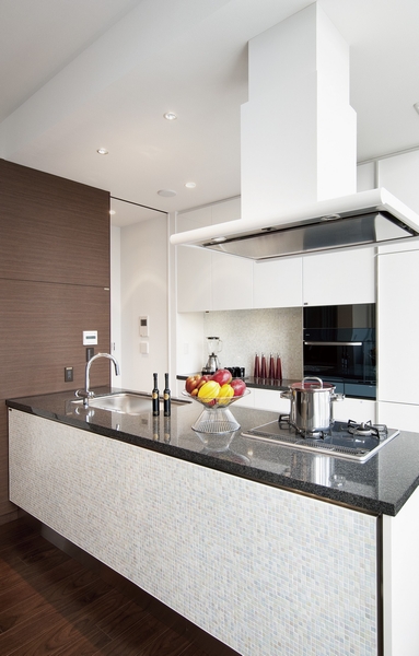 Wide counter marble has been subjected, Design also consideration to the range hood, Open kitchen to fulfill also the beauty of the interior.