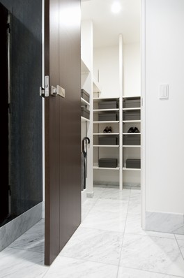 Directions to the model room (a word from the person in charge)