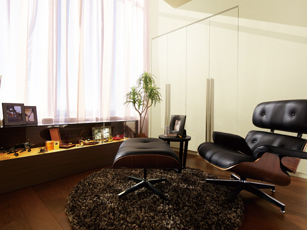 Interior.  [Western style room] Study to show the expression of sophistication even in the calm.