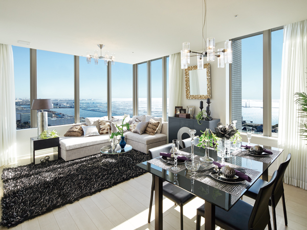 Living.  [living ・ dining] Southeast corner dwelling unit ・ Building in the model room 85B type of (28th floor) living ・ dining. The Lookout in the show even more beautiful, Large windows that extend to the ceiling. It is also a feature of the seismic isolation structure to allow for this window. (December 2012 shooting. View is not intended to be guaranteed over the future)