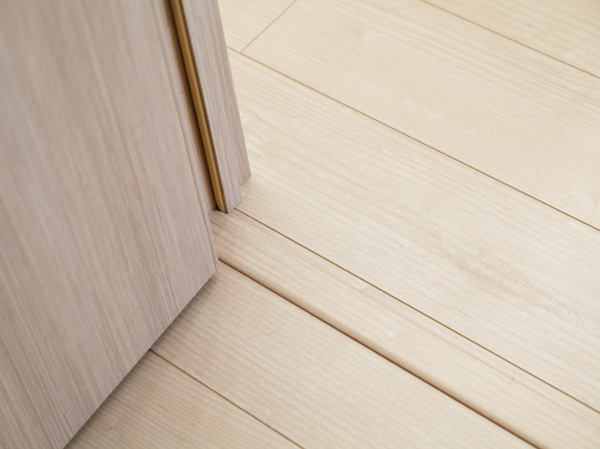 Interior.  [Flat floor to prevent a stumble] Between the living room, And out of the corridor, It was suppressed as much as possible the floor step of the bathroom entrance. Reduce the stumble, Enhances the safety of the in house. (Entrance ・ Except for the balcony)