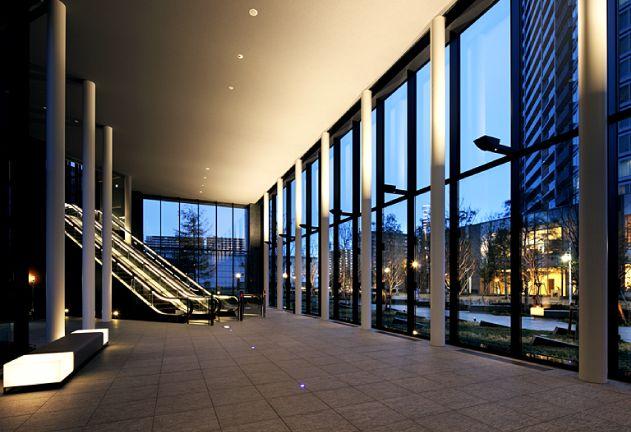 Entrance. From the entrance to put in significant Toyosu of town «entrance, such as the luxury hotel» ...