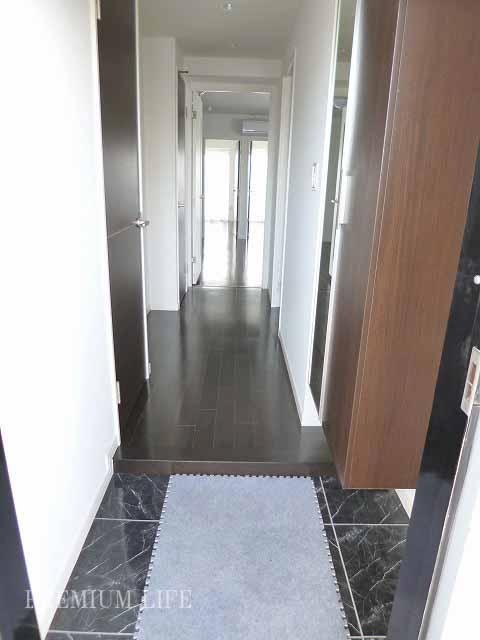 Entrance.  [Entrance] Corridor leading to the living room.