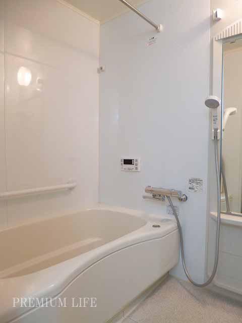 Bathroom.  [Equipped with handrails and a clothesline] Further add cooking function with the water heater is also standard equipment.