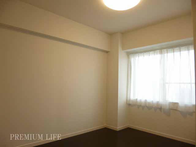 Non-living room.  [The east side of the 5.5 quires Western-style] Near the entrance of the housing is the largest Western-style.