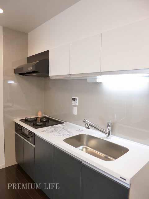 Kitchen.  [Also spacious secure work space] Housework Hakadori you in a three-necked gas stove and a large work space.