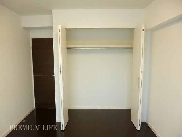 Receipt. 6 Pledge Western-style closet