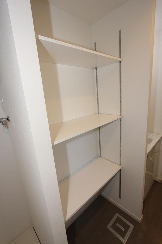 Wash basin, toilet. bathroom