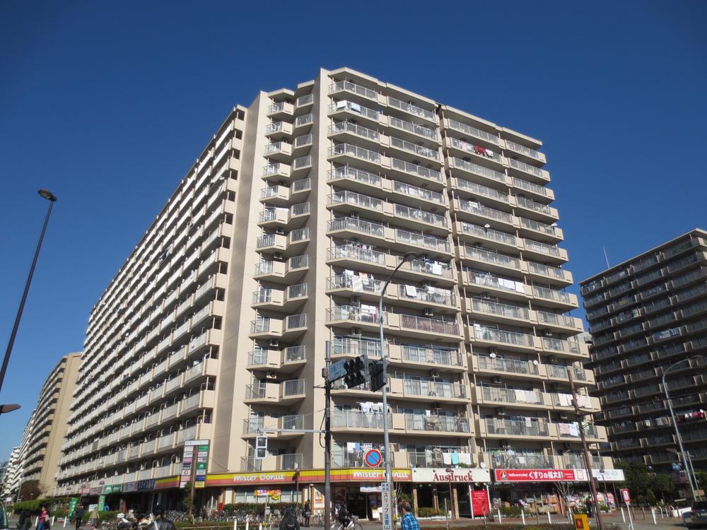 Local appearance photo. Station 1-minute walk of the good location