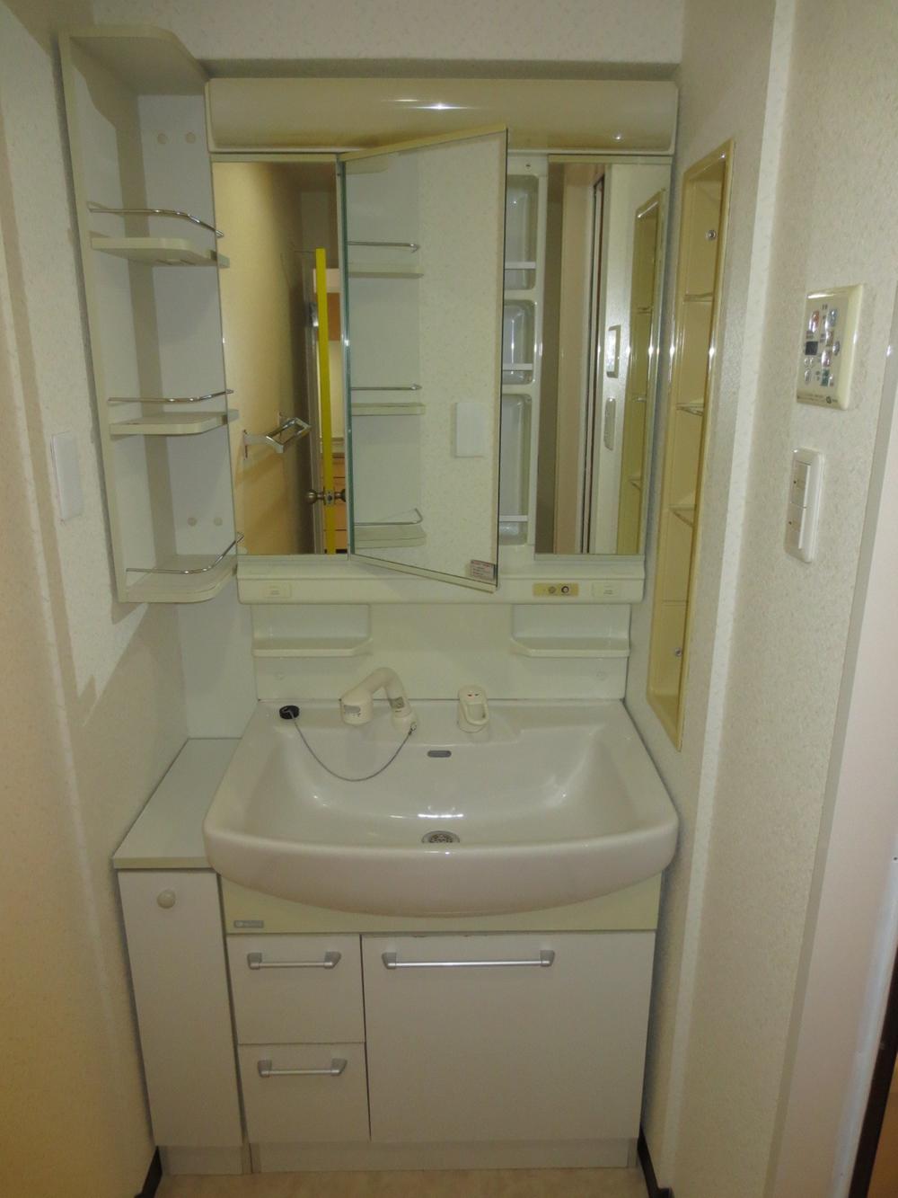 Wash basin, toilet. Convenient shampoo dresser in the morning