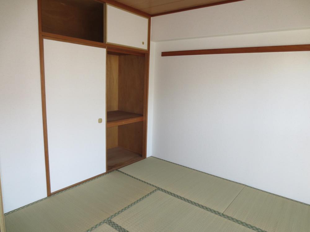 Non-living room. Japanese-style room facing the balcony is bright