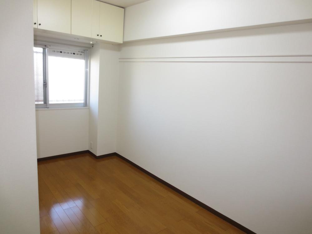 Non-living room. North Western-style 5.5 Pledge