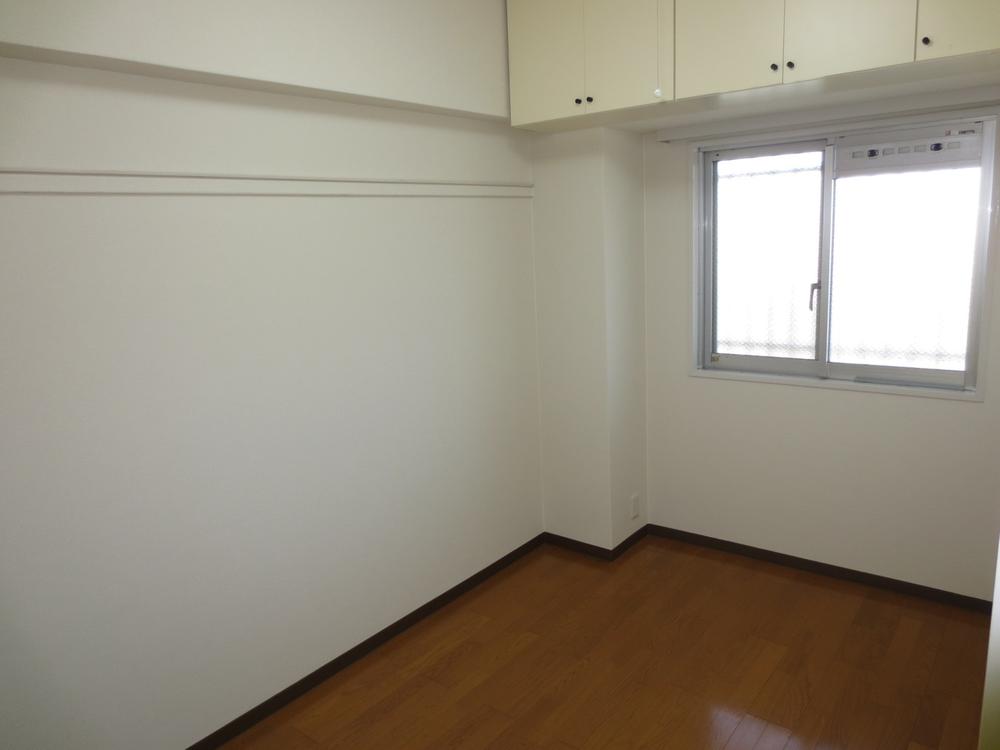 Non-living room. North Western-style 4.3 Pledge