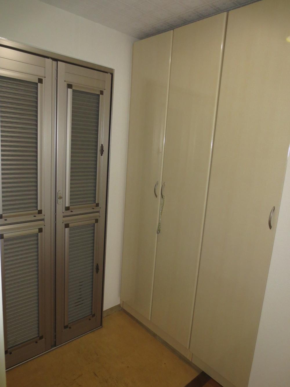 Entrance. It has established a screen door, Summer it is also safe ventilation and crime prevention