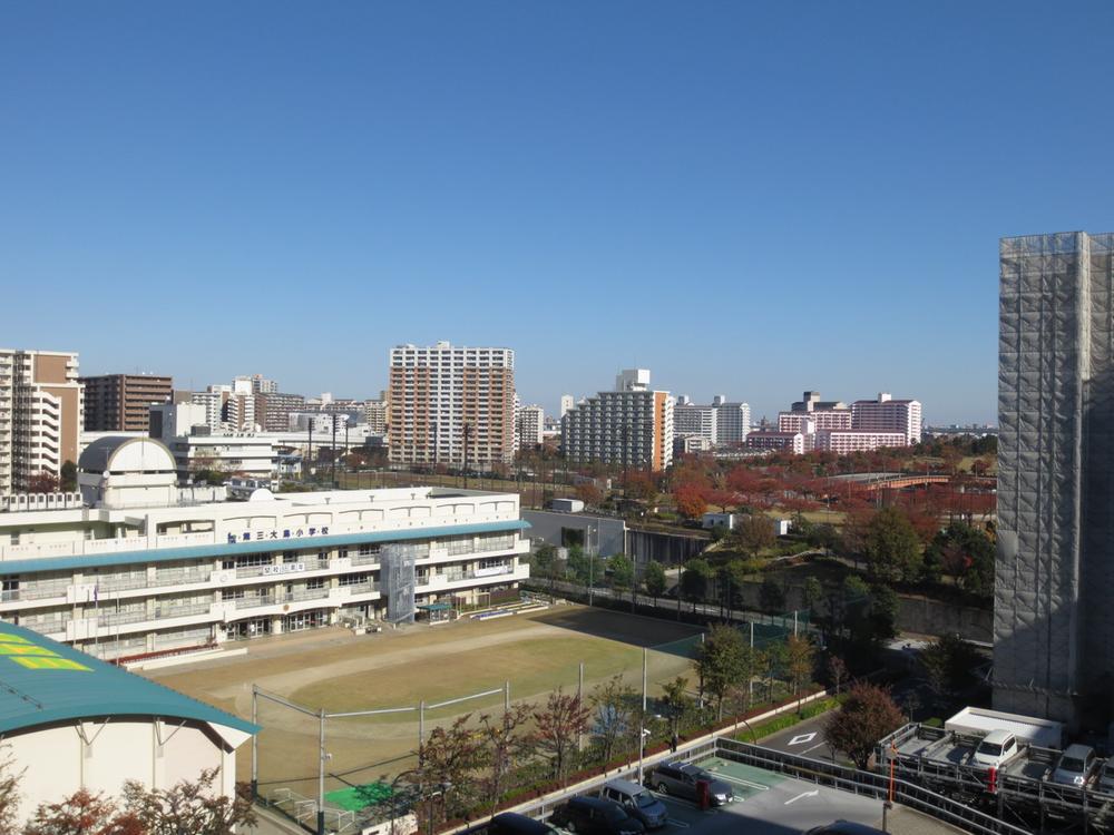 Other common areas. You views of the municipal Oshima park is from the shared hallway