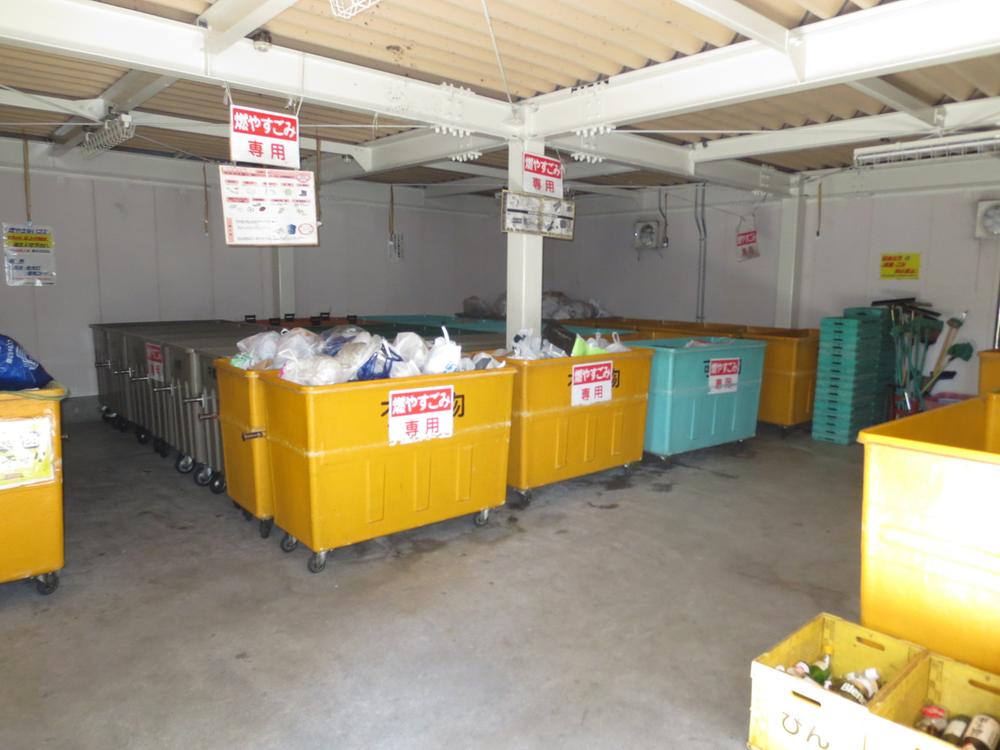 Other common areas. Garbage storage also are neatly organized
