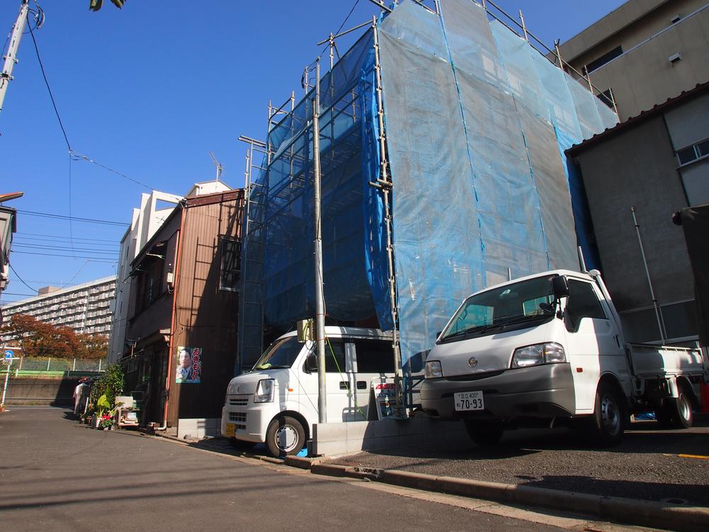 Local photos, including front road. Local (11 May 2013) Shooting