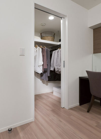 Receipt.  [Walk-in closet] Walk-in closet that can confirm the stored items at a glance is, Large-scale storage with the size of the room. In addition to the storage of a number of clothing, Drawer to feet and chest, You can put even shoe box.