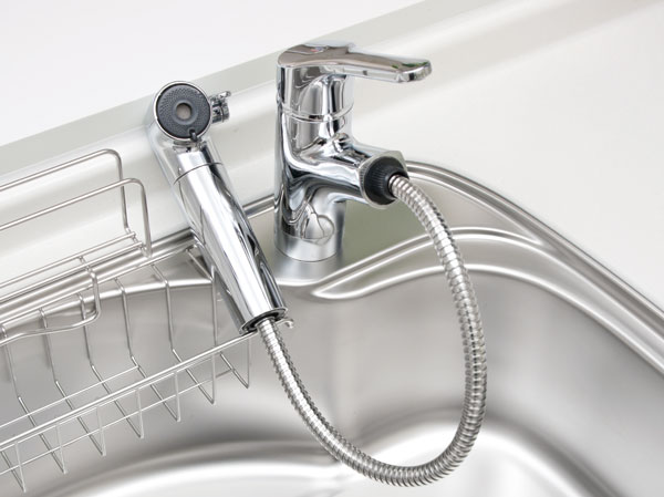 Kitchen.  [Single lever shower faucet] The amount of water in the lever operation one, Installing the temperature adjustable single-lever faucet. Since the pull out the shower head, It is also useful, such as sink cleaning. Also, It has a built-in water purification cartridge.  ※ Cartridge replacement costs will be separately paid.