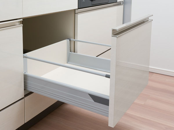 Kitchen.  [Blum, Inc. full extension rail] Austrian world-class pulled out smoothly all the way back in the drawer ・ Has adopted a Blum made a full-extension rail. further, Because it has a built-in Blu-motion function, Mechanism work in front of swiftly closed, Soften the impact, Slowly and gently pull.  ※ Except for the spice rack