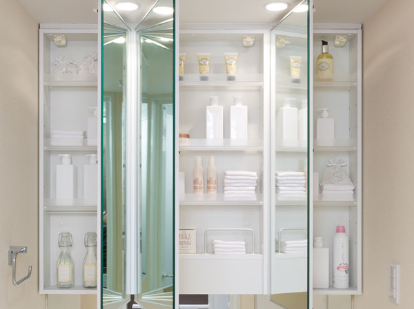 Bathing-wash room.  [Three-sided mirror with vanity (with hand lighting)] It has adopted a vanity that also includes a combined three-sided mirror under mirror for children's eyes. Ensure the storage rack on the back side of the three-sided mirror. You can organize clutter, such as skin care and hair care products. Also storage rack is clean and maintain because it is clean and remove.