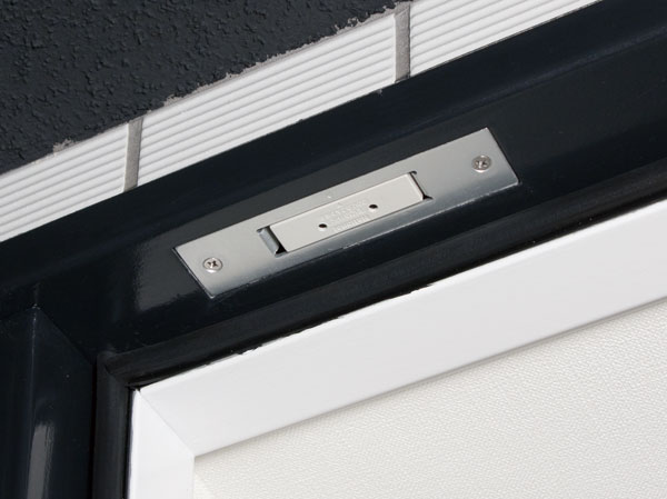 Security.  [Security sensors] Entrance door, Balcony and first floor dwelling units of the window and the dwelling unit with a roof balcony, Set up a crime prevention sensor is in the window facing the roof balcony. When the frontage part crime prevention sensor is installed is opened while security set, Sensor reacts, It sounds an alarm in the dwelling units within the intercom master unit and the Genkanshi machine, Via the alarm panel of the administrative office will send out the alarm signal to the security company.  ※ Except for the window it is with a surface grid of the first floor dwelling unit