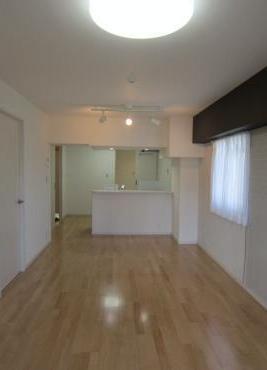 Living. Administrative expenses: 8000 yen / Month repair reserve: 1000 yen / Month common expenses: 300 yen / Month bike yard: 500 yen ~ 1000 / Month bicycle parking lot: 1200 yen / Year Parking: 20000 yen / Month