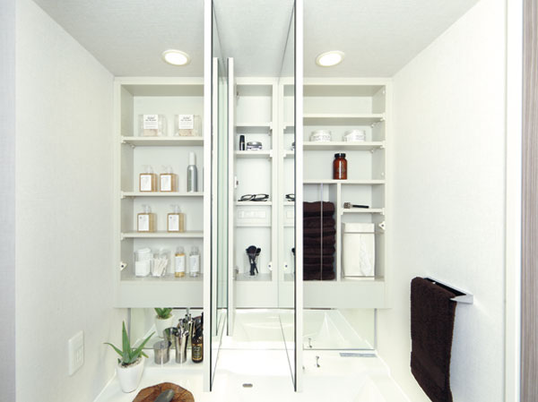 Bathing-wash room.  [Three-sided mirror back storage] Such as can be an accommodating lotion and tissue box, You can clean and organize the basin counter.