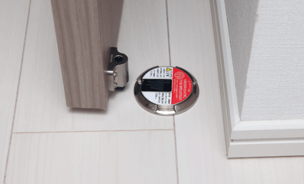 Other.  [Door catcher] Fixed in a state that opened the door. This is useful when Akehanatsu such as when carrying a large luggage. (Model Room F type)