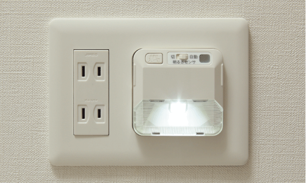 Other.  [Footlights] And automatic lights and darken illuminates the feet. You can also use as a flashlight to remove. (Model Room F type)