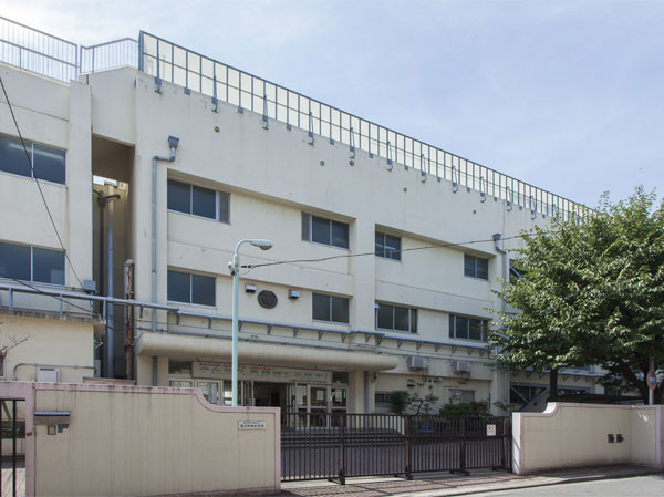 Surrounding environment. The Osprey-cho junior high school (about 580m / An 8-minute walk)