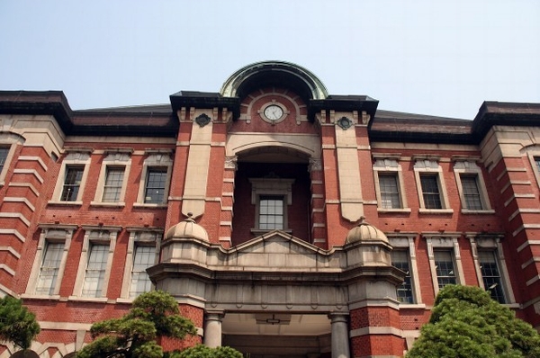 12 minutes to the "Tokyo" station (transfer to the Marunouchi Line in Otemachi)