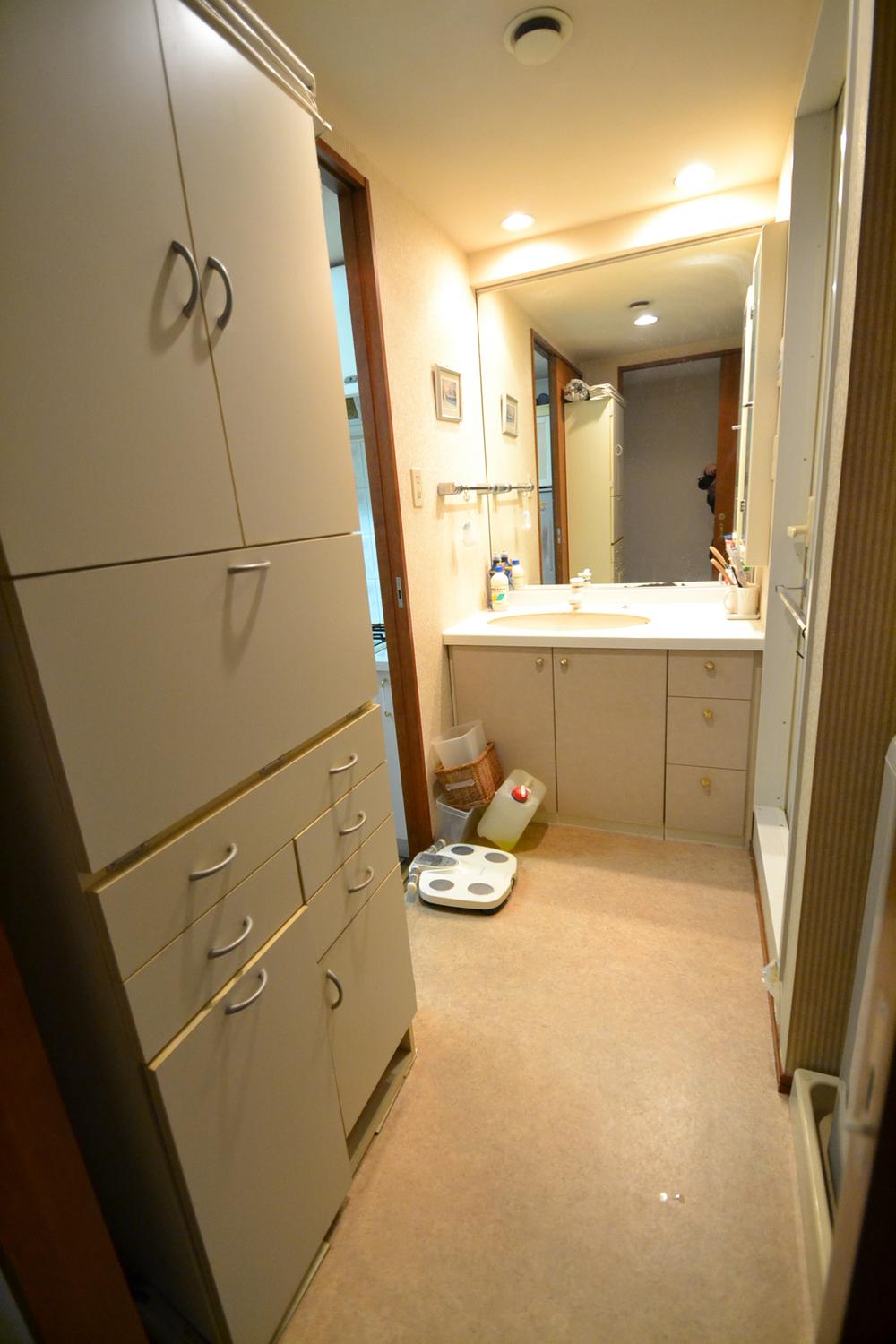 Wash basin, toilet. Indoor (11 May 2013) Shooting