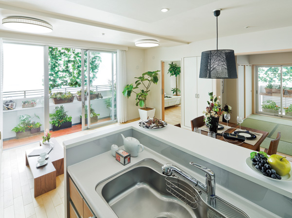 Kitchen.  [living ・ dining ・ kitchen] About 15.3 tatami spacious LDK. Japanese-style room can also be used as an integral space. Wind through the most comprehensive is from the opening of the corner dwelling unit, It will be kept pleasant indoor environment.  ※ All the published photograph of the model room B type