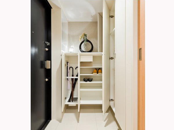 Receipt.  [Shoes in cloak] Shoes, of course, Offers a shoe-in cloak, such as umbrella and shoehorn also can be stored. Since the entrance there is a Breeze window, Also refreshing muffled tend space of air.