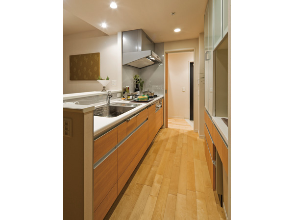 Kitchen.  [kitchen] If it is between the hallway you open the sliding door, Wind will pass through from the balcony. Since the close both entrance, Carry you immediately what you were shopping at the time of returning home. The floor of the kitchen and the hallway also has adopted a flooring of solid wood.