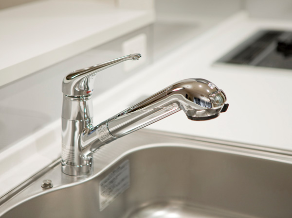 Kitchen.  [water filter] Drink casually delicious water, Adopt a water purifier integrated mixing faucet. The head portion is pulled out at the nozzle, It is also useful, such as sink cleaning.