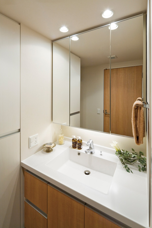 Bathing-wash room.  [Vanity mirror back storage] Since the washbasin has established a housed in Kagamiura, Shimae and clean the cosmetics and vanity. Counter and wash bowl has adopted an integrated seamless, It is easy to clean not only beautiful design.