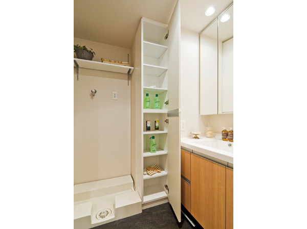 Bathing-wash room.  [Linen cabinet] The powder room, Set up a convenient linen warehouse for storage, such as towels and clothing. You can use the space effectively.