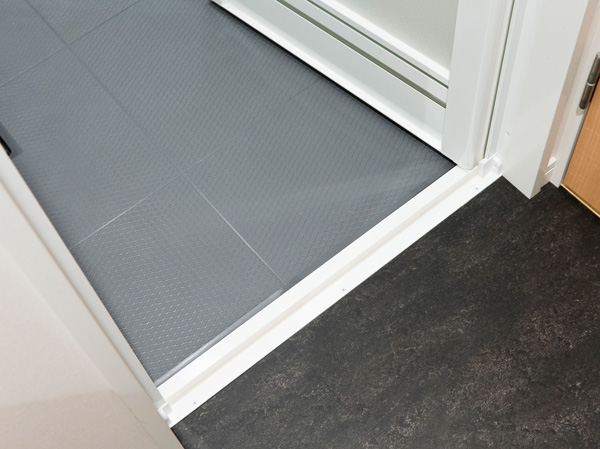 Bathing-wash room.  [Flat design] Between the powder room and the bathroom, Also with consideration to safety by a flat no steps.