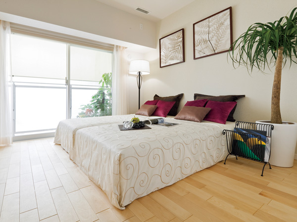Interior.  [Master bedroom] The floor of the master bedroom also adopted a flooring of solid wood, It produces a space of relaxation. Solid wood has a humidity effect, It is likely to be sleeping comfortably maintaining a comfortable living space. Also has become a open-minded to make to be out on the balcony.