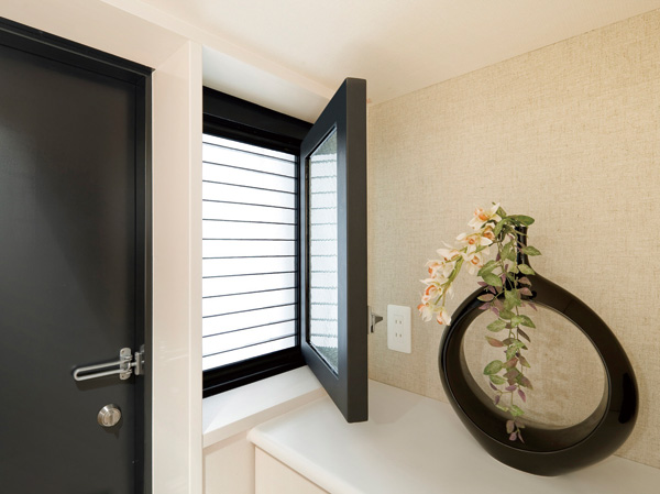 Interior.  [Breeze window arranged at the entrance side] Well as a normal ventilation next to the entrance, Night ventilation is also provided efficiently perform ventilation dedicated small window.