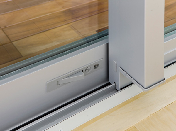 Security.  [Ventilation for crime prevention stopper] So that can sleep left open at night, Stopper can be prevented opening of about 10cm or more is attached to the sash.