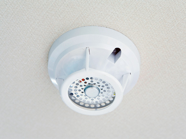 Security.  [Heat detector ・ sprinkler] 1st floor ~ Heat detector in each room other ceiling of up to 10 floors, 11th floor ~ 14 floor is installed sprinkler head. Through the management office at the time, such as an abnormal occurrence fire, Automatically reported to the ALSOK guard center.