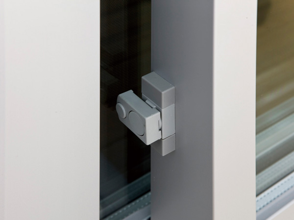 Other.  [Finger scissors prevention stopper] So as not to pinch your fingers when you open the sash, Make a left pull. It is safe at home with small children. (Except for some)