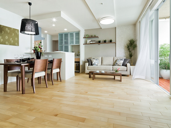 Room and equipment. The LDK and Western-style floor, Humidity effects and thermal insulation ・ Adopted flooring with about 15mm thick solid wood of excellent in heat insulating properties. Not feel good only, Is also a tempting taste is going to increase each time to go through the years. Also, It features the kind to the body because it does not use the adhesive is a chemical difference with the flooring of the composite.  ※ Model Room B type